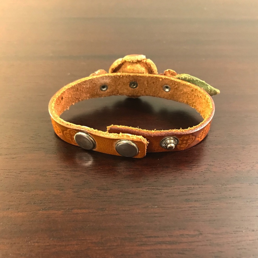 🌟FINAL $ - 60’s inspired leather flower bracelet - Picture 4 of 5